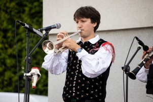 Wine fountain opening at Kapelski Vrh with Sašo Avsenik band