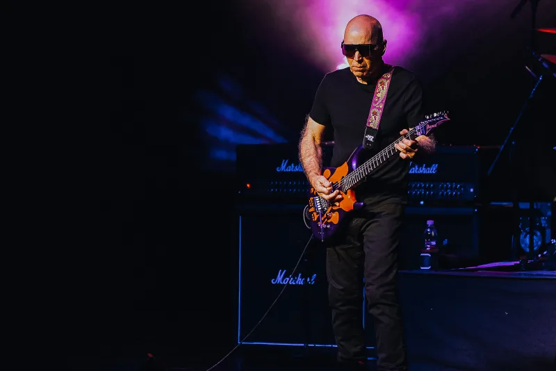 Joe Satriani, photograph 6