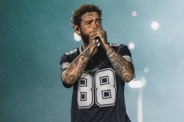 A Cowboys jersey, inked arms and clouds of green stage smoke. Post Malone closed a summer night at Sziget, turning the main stage on Budapest’s Óbuda Island into one big singalong.
