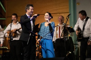 Prifarski muzikanti performing with guests, Nuška Drašček, Irena Vrčkovnik, Tjaša Cigut, Anja Bukovec, Jasmina Levičar and Dado Kladenik. The concert was hosted by Slovenian television and radio host Boštjan Romih.