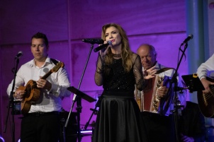 Prifarski muzikanti performing with guests, Nuška Drašček, Irena Vrčkovnik, Tjaša Cigut, Anja Bukovec, Jasmina Levičar and Dado Kladenik. The concert was hosted by Slovenian television and radio host Boštjan Romih.