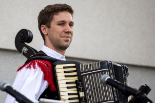 Wine fountain opening at Kapelski Vrh with Sašo Avsenik band