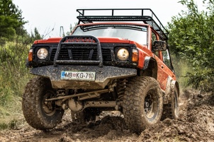 Competitors competed in two different disciplines. In the skill test, where speed is important, and in the hard test, where the track leads through mud and up a hill.