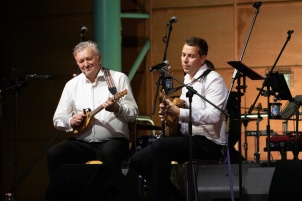 Prifarski muzikanti performing with guests, Nuška Drašček, Irena Vrčkovnik, Tjaša Cigut, Anja Bukovec, Jasmina Levičar and Dado Kladenik. The concert was hosted by Slovenian television and radio host Boštjan Romih.