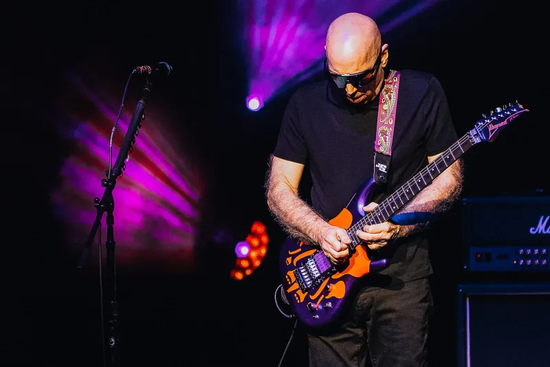Joe Satriani, photograph 5