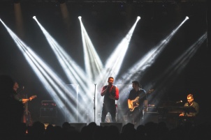 Luka Basi with his band performing at masion Rakičan.