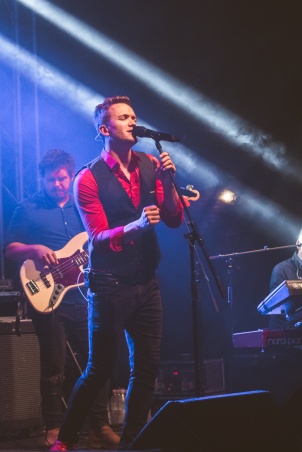 Luka Basi with his band performing at masion Rakičan.