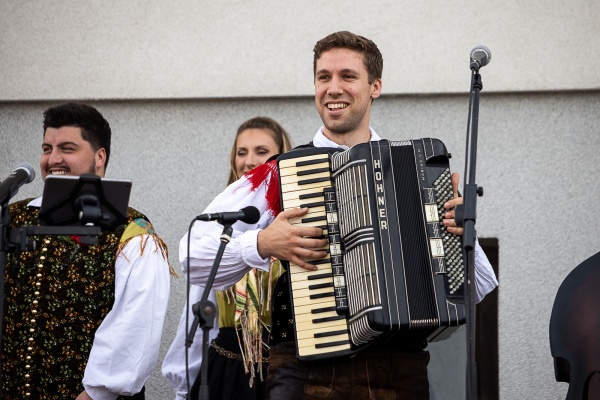 Wine fountain opening at Kapelski Vrh with Sašo Avsenik band