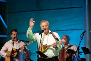 Prifarski muzikanti performing with guests, Nuška Drašček, Irena Vrčkovnik, Tjaša Cigut, Anja Bukovec, Jasmina Levičar and Dado Kladenik. The concert was hosted by Slovenian television and radio host Boštjan Romih.