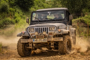 Competitors competed in two different disciplines. In the skill test, where speed is important, and in the hard test, where the track leads through mud and up a hill.