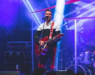 Luka Basi with his band performing at masion Rakičan.