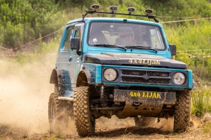 Competitors competed in two different disciplines. In the skill test, where speed is important, and in the hard test, where the track leads through mud and up a hill.