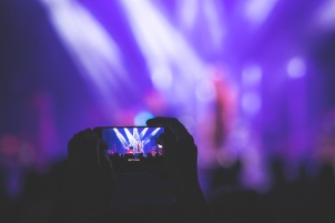 Duo pralina performing at mansion Rakičan as the opening act for Luka Basi.