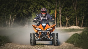 Friends, beers and some dust in the air.