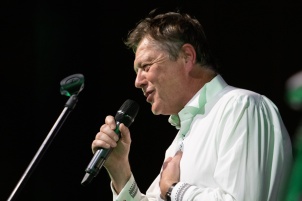 Prifarski muzikanti performing with guests, Nuška Drašček, Irena Vrčkovnik, Tjaša Cigut, Anja Bukovec, Jasmina Levičar and Dado Kladenik. The concert was hosted by Slovenian television and radio host Boštjan Romih.