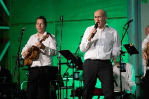 Prifarski muzikanti performing with guests, Nuška Drašček, Irena Vrčkovnik, Tjaša Cigut, Anja Bukovec, Jasmina Levičar and Dado Kladenik. The concert was hosted by Slovenian television and radio host Boštjan Romih.
